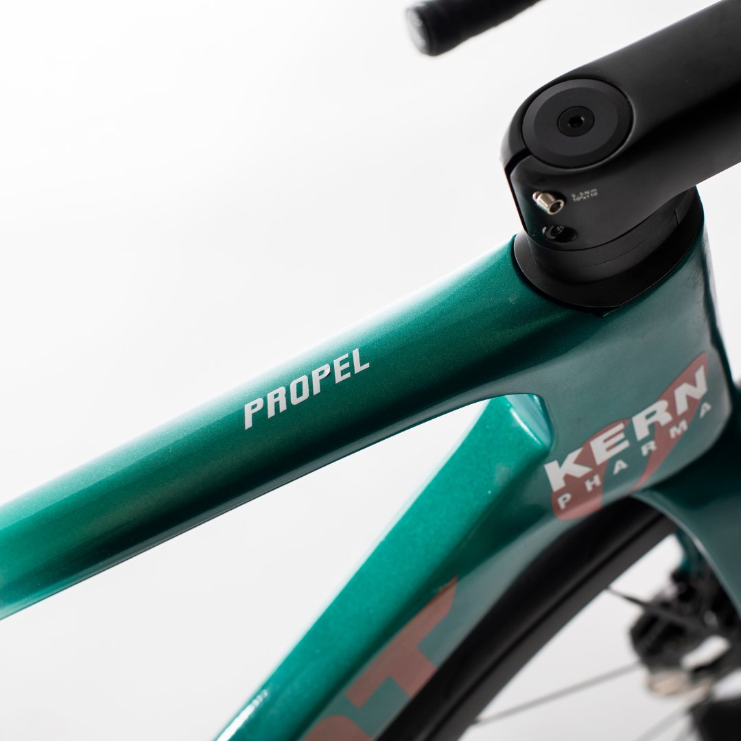 Giant_ESP's tweet photo. Si lo del martes fue poco... PROPEL💥 edición especial @lavuelta para nuestro @eqkernpharma  👀😍

Y tú ¿Con cuál te quedas? ¿TCR o Propel?
Nosotros lo tenemos claro, ¡Nos quedamos con las dos!

@kern_pharma @tcrtuesday
#tcrtuesday #thetotalracebike #madefaster https://t.co/yvcDNAIyKA