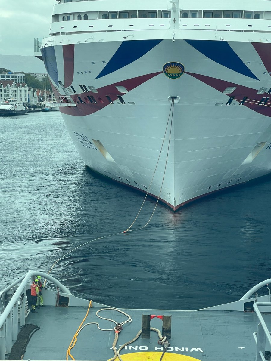 KV Sortland gjennomførte denne uken en vellykket slepeøvelse med cruiseskipet MV Iona. Slik trening er avgjørende for å sikre at både Kystvakten, andre sleperessurser langs kysten og cruiseskipene er godt forberedt på å håndtere potensielle nødsituasjoner til sjøs.