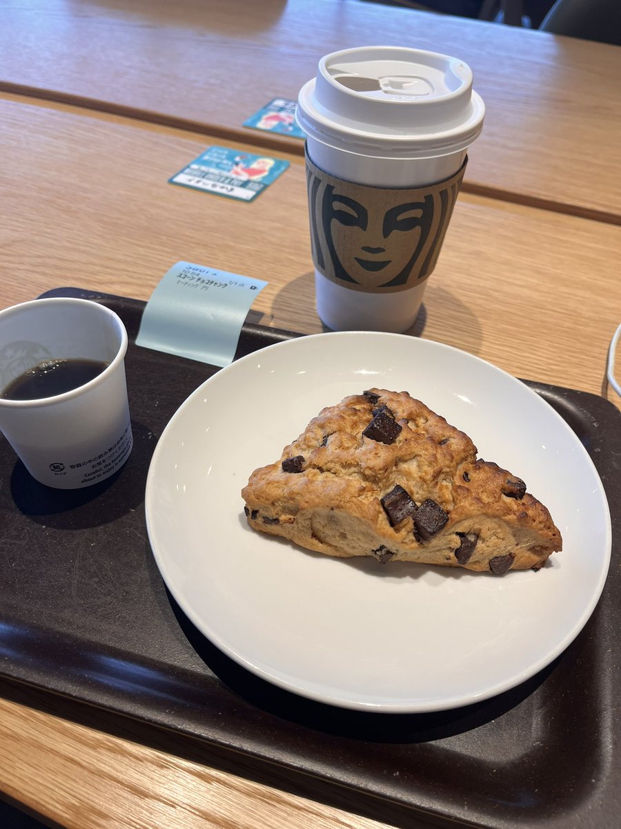 NoRegredNewMe's tweet photo. 今日はスタバで長いことお仕事させてもらった
スタッフさんが気遣ってコーヒーのミニを差し入れくださり、「お仕事ですか？ごゆっくりどうぞ〜」って
田舎のスタバは空席もたくさんあって、のんびり
長居してる自覚があって恐縮してたけど、お声掛けいただいて、ありがたかった〜 https://t.co/3IAVodtiPZ
