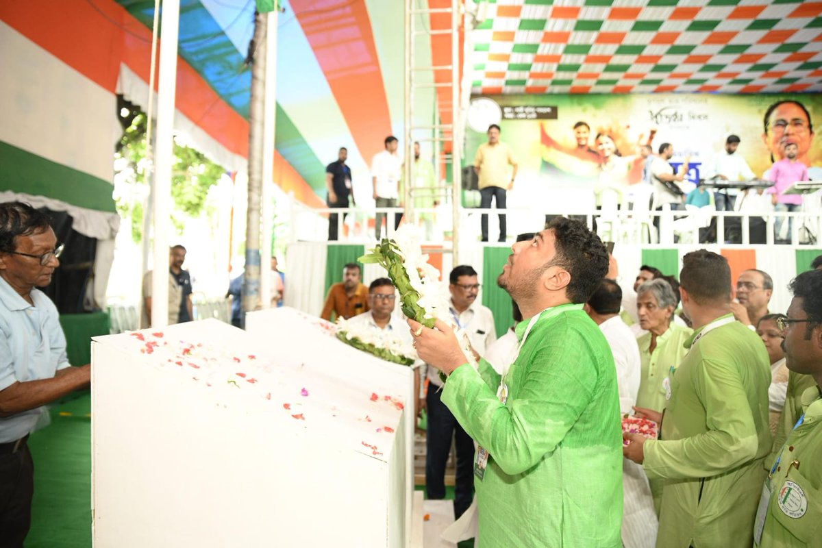 TMCNaboJowar's tweet image. তৃণমূল ছাত্র পরিষদের প্রতিষ্ঠা দিবসের অনুষ্ঠান শুরুর পূর্বে পতাকা উত্তোলন এবং শহিদ বেদিতে মাল্যদান। 

#TrinamooleNaboJowar #TMCP #TMCPFoundationDay