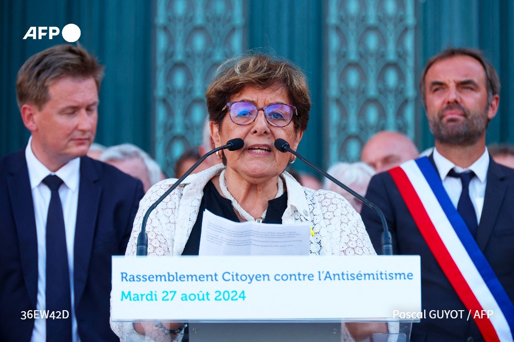 "Votre présence ici est un pied-de-nez aux prôneurs de haine", a lancé Perla Danan, présidente du Conseil représentatif des institutions juives (Crif) du Languedoc-Roussillon, à la foule rassemblée place de la Comédie #AFP