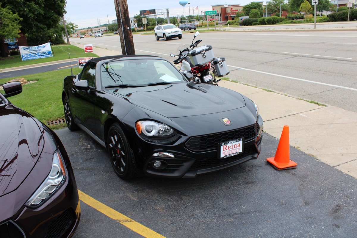 CarsPicBot's tweet photo. #Fiat_124_Spider_Abarth https://t.co/UCR6nHVjZA