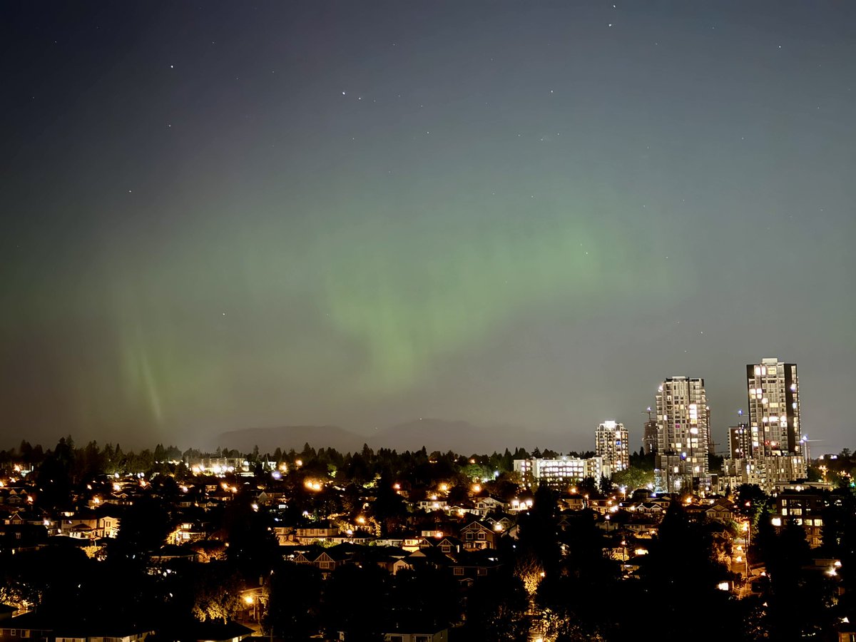 michaelespiritu's tweet photo. Aurora visible above #Vancouver sky once again on the eve of Aug 27th #aurora #northernlights https://t.co/ccIe9TNw4X