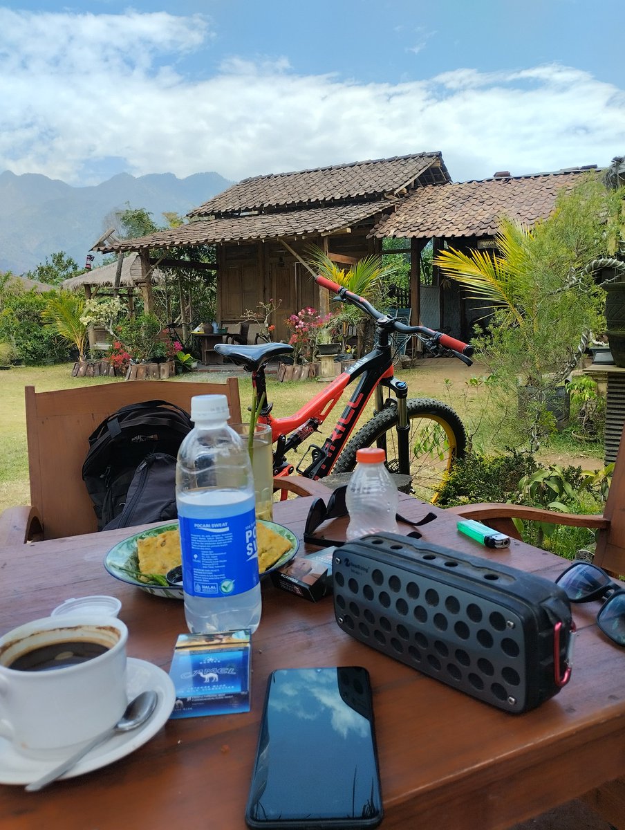 "Masalah besar kita kecilkan, masalah kecil kita lupakan, maka hidupmu akan indah"

- Gus Dur