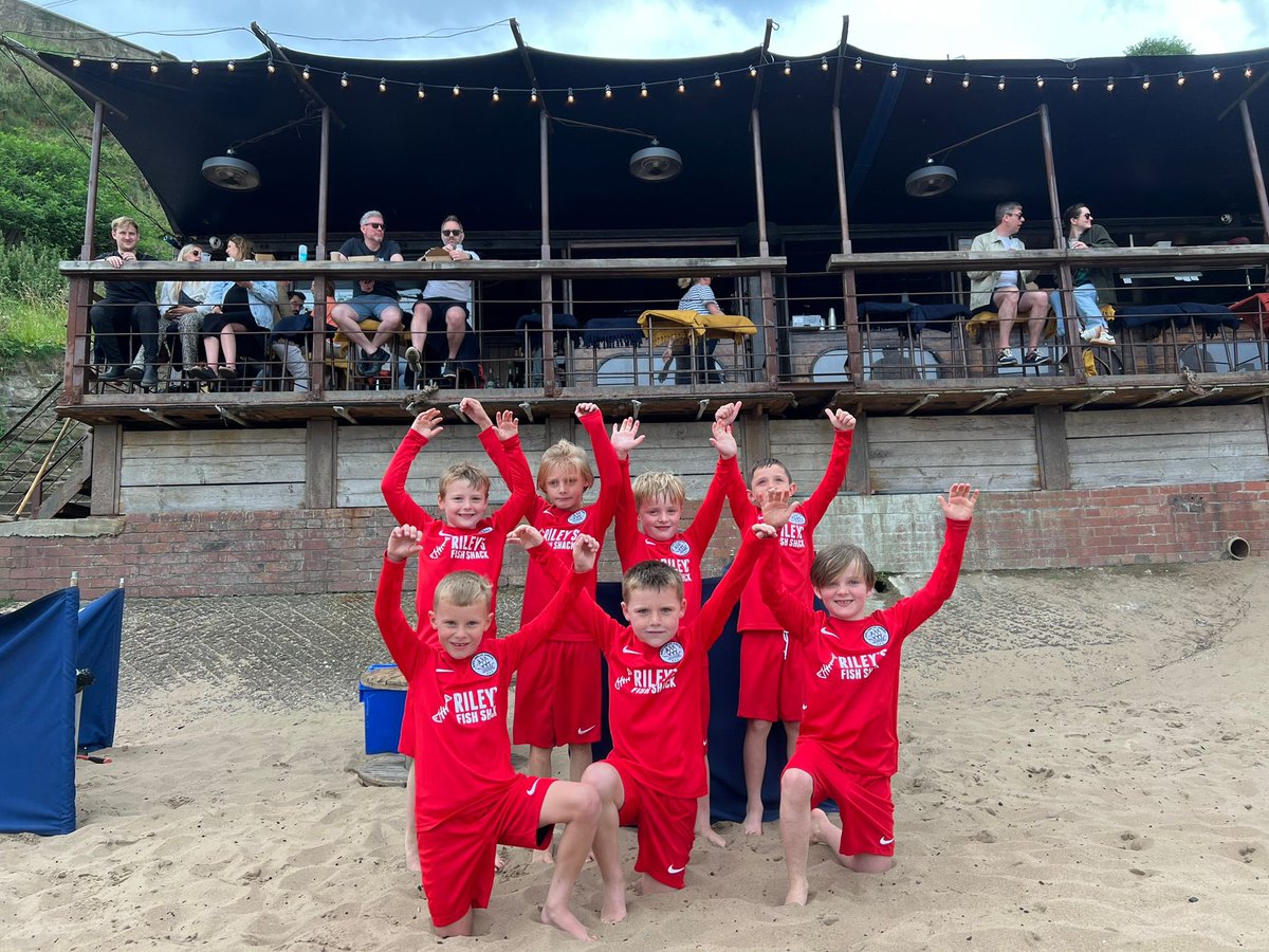Our U8 Reds held a great session on King Edward’s beach before posing for a squad photo in front of their awesome matchday strip sponsor <a href="/rileysfishshack/">Riley's Fish Shack</a> ! 

#StrongerTogether