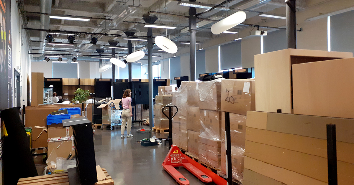 AnkamaEditions's tweet photo. En direct de l'#AnkamaConvention à J-2 : l'installation de notre boutique Ankama Shop sur place progresse à toute vitesse ! C'est qu'il y en a des choses à mettre en rayon... ⏱️ https://t.co/lHp4CjmR3i
