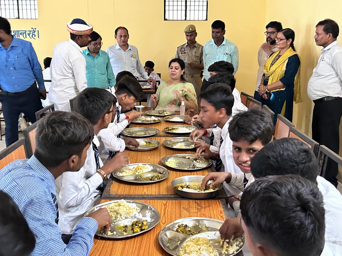 आज राजकीय आश्रम पद्धति विद्यालय, मेहरौना का औचक निरीक्षण किया गया। इस दौरान छात्रों को बड़े लक्ष्य हासिल करने के लिए प्रेरित किया तथा छात्रों के साथ विद्यालय के मेस में बने भोजन का सेवन किया गया।
<a href="/UPGovt/">Government of UP</a> <a href="/CMOfficeUP/">CM Office, GoUP</a> @ChiefSecy_UP <a href="/InfoDeptUP/">Information and Public Relations Department, UP</a>