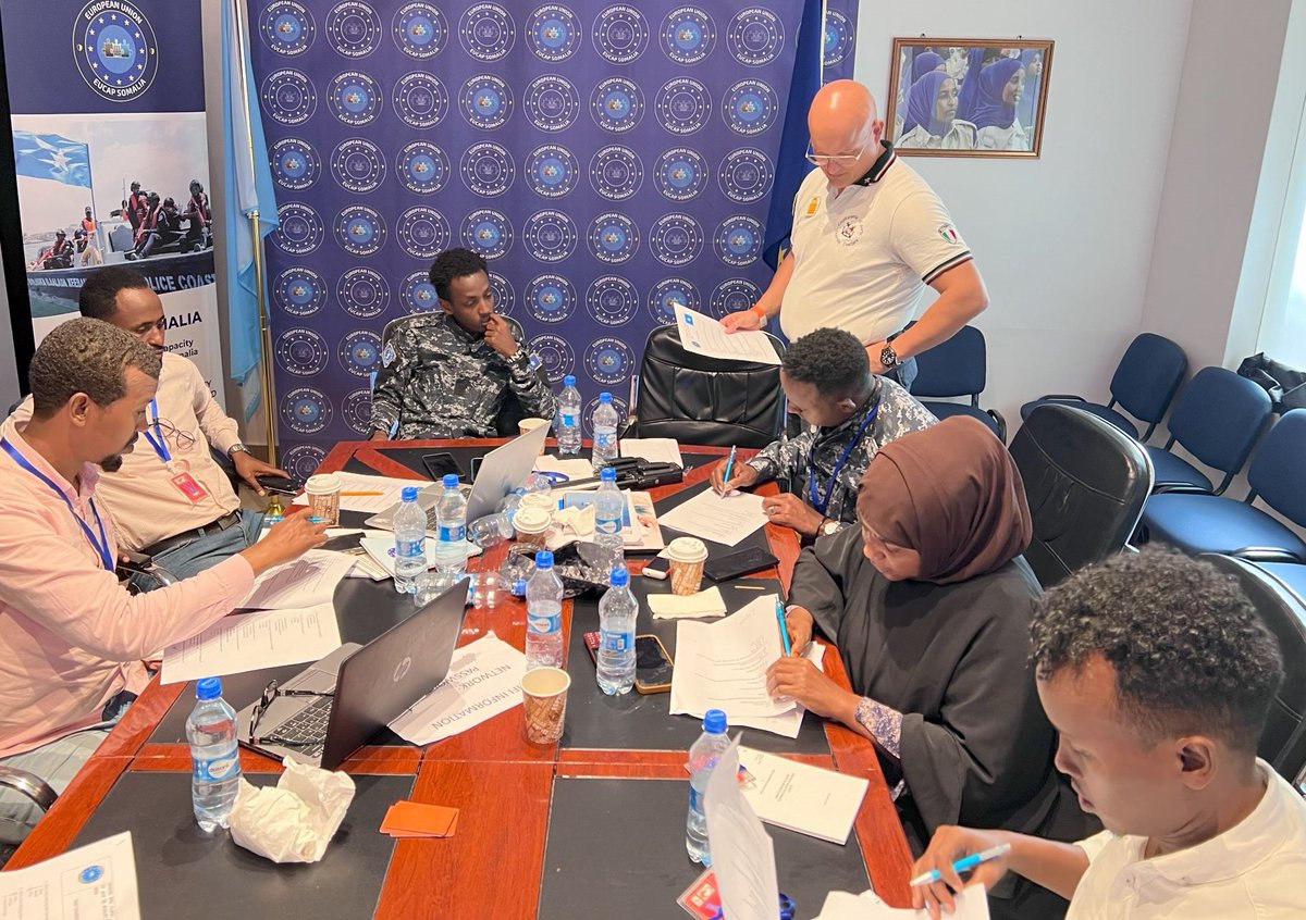 EUCAPSOM's tweet photo. EUCAP trained Global Maritime Distress and Safety System (GMDSS) for officers of Maritime Rescue and Coordination Center and Somali Police Force. This life-saving system enables them to communicate with ships in distress.
#SafetyAtSea #GMDSS #EUCAP #Somalia https://t.co/yQvMosoPmC