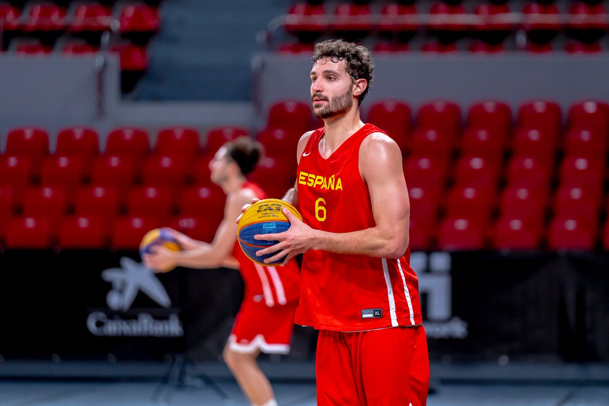 BaloncestoESP's tweet photo. Top 5⃣ de jugadores españoles en el ranking @FIBA3x3 

1⃣ @Cmartinez08 (607.734)
2⃣ @jose_blazquez15  (169.107)
3⃣ @guimster13 (166.997)
4⃣ @ZancaJaume (129.874) 
5⃣ @NilBria (119.568)

#SomosEquipo https://t.co/phdk7Z78Pv