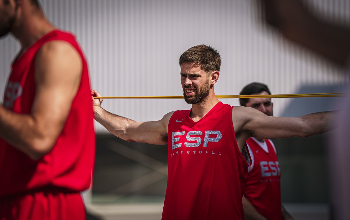 BaloncestoESP's tweet photo. Top 5⃣ de jugadores españoles en el ranking @FIBA3x3 

1⃣ @Cmartinez08 (607.734)
2⃣ @jose_blazquez15  (169.107)
3⃣ @guimster13 (166.997)
4⃣ @ZancaJaume (129.874) 
5⃣ @NilBria (119.568)

#SomosEquipo https://t.co/phdk7Z78Pv