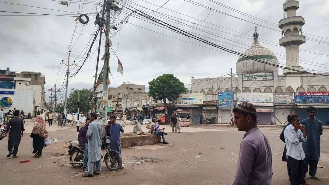 Esmatara3's tweet photo. پورے ملک میں آج کی ہڑتال یہ ثابت کر رہی ہے کہ کے لوگ مہنگی بجلی ناجائز ٹیکسوں سے تنگ آ چکے ہیں یہ ایسا ایشو ہے جس پر پوری قوم کو حکمران طبقے کے خلاف اکھٹا ہونا ہے 
الحمدللہ آج پاکستان بھر میں ہڑتال کامیاب 

#مکمل_شٹر_ڈاؤن_ہڑتال
#حافظ_نعیم_کا_الٹی_میٹم
#ہڑتال_کرو_قوت_بنو https://t.co/ofKCQQaw80