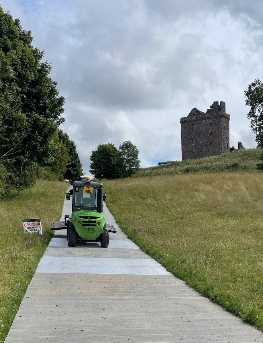 Davis_Trackhire's tweet photo. We're #OnLocation again 📽
Can you guess where?🧐
Whether heavy duty #Trackway for unit bases, or medium duty #Matting for walkways - we have you covered 🟢⚫️
https://t.co/pdH4L4aE9t
#EatSleepTrackRepeat #NoPanelsNoProduction #PortableRoadways #GroundProtection #TV #FilmAndTV https://t.co/XhRIPTJUJK