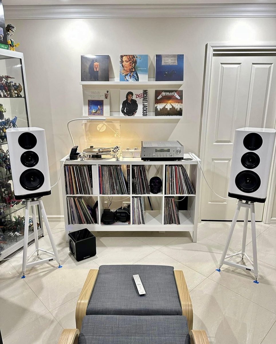 Solidsteel_IT's tweet photo. Nice personal audio space with our iconic #solidsteel SS Series speaker stands in white finish.
Credits: @wharfedalehifi
#hifi #hifirack #audiophile #highendaudio #highfidelity https://t.co/TyAXlgSiMD