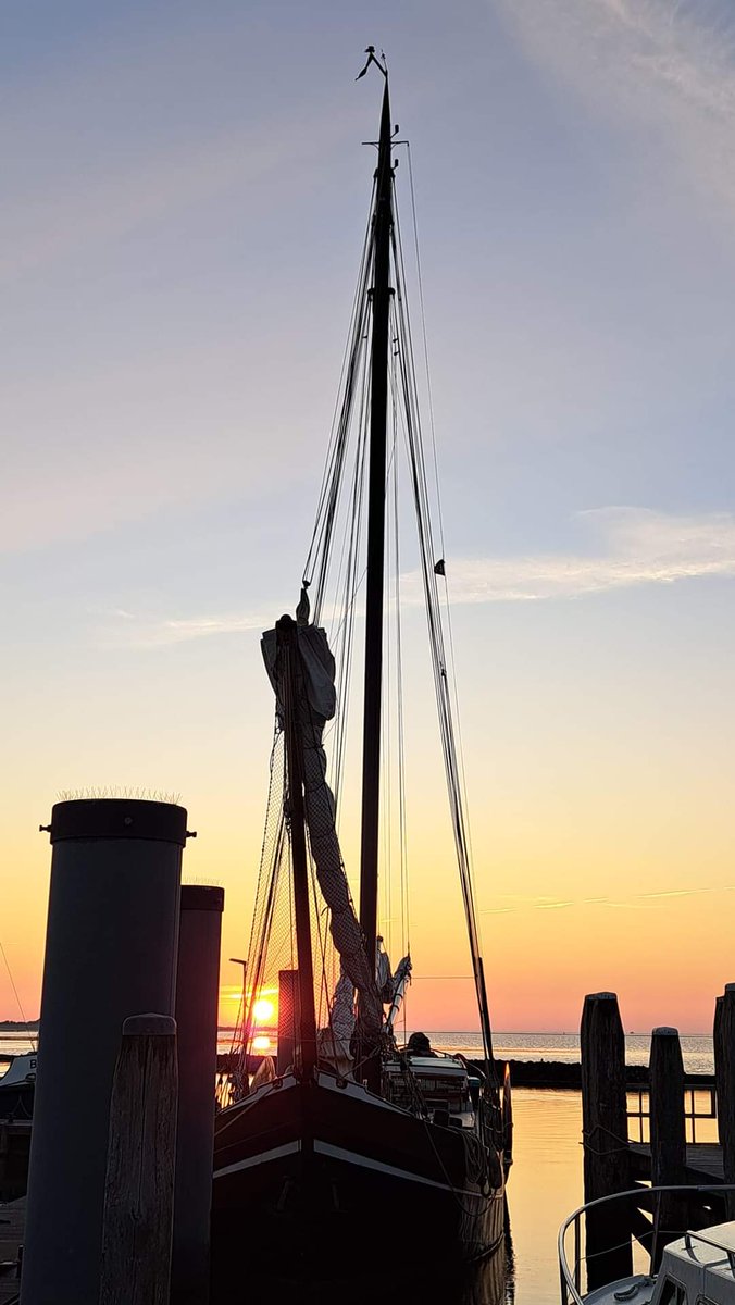 Sonnenaufgang Terschelling... 😍🌅
(© Arjan Zuijdwegt)
#LaBohème #Segeln #Wattenmeer #Terschelling #sunrise #HollandSail #Abenteuer #Freiheit #oceanlovers #sailorslife