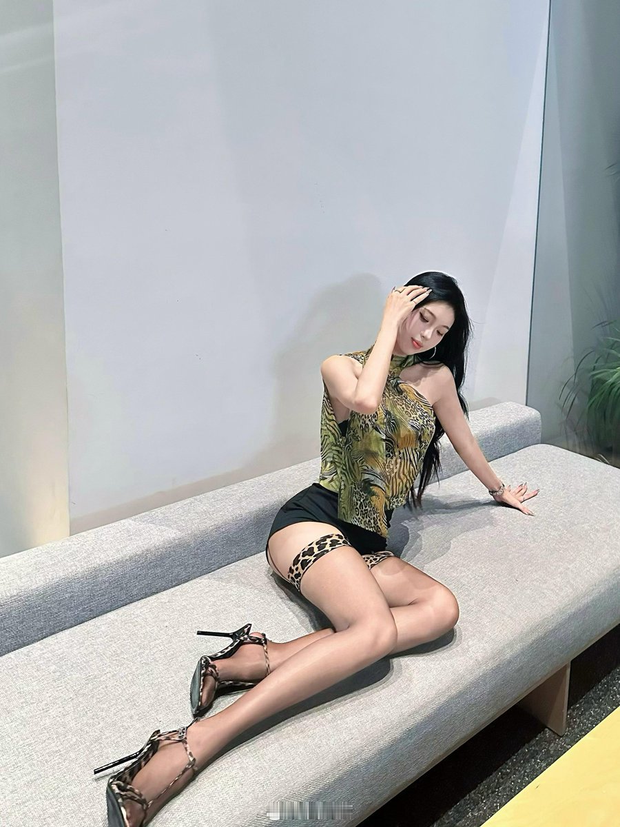 美女來了❤️❤️❤️ https://t.co/kAu55QZ7lQ