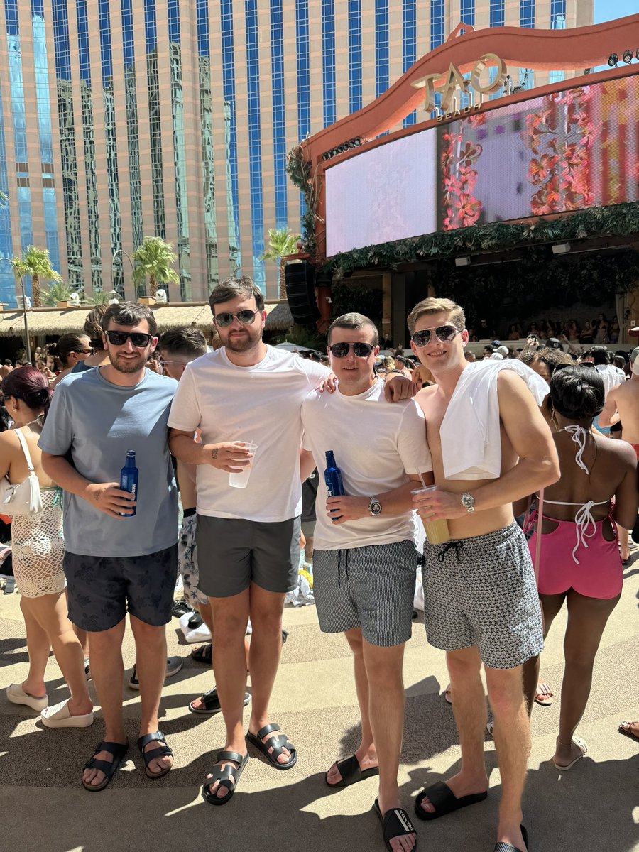 LiamFitzyLFC's tweet photo. LA, Vegas &amp; New York, what a 2 weeks😎🥳🍻 https://t.co/yDD32dcHIg