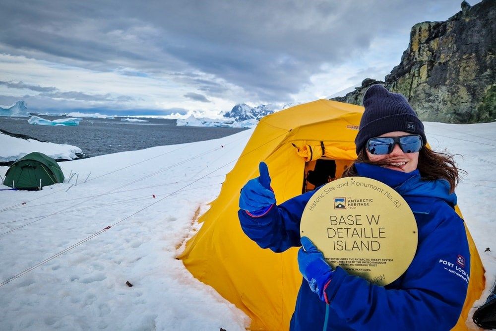 AntarcticHT's tweet photo. Head of buildings and conservation Ruth Mullett talks us through the work we’ve been doing at the ‘hut that was frozen in time’ on #DetailleIsland.

📸 UKAHT/Lesley Johnston

#Detaille  #ukantarcticheritagetrust #UKAHT 

🔗 Read Ruth's blog post: https://t.co/lQx5JXVvUk https://t.co/ln7wIJkOLl