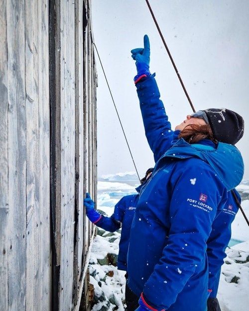 AntarcticHT's tweet photo. Head of buildings and conservation Ruth Mullett talks us through the work we’ve been doing at the ‘hut that was frozen in time’ on #DetailleIsland.

📸 UKAHT/Lesley Johnston

#Detaille  #ukantarcticheritagetrust #UKAHT 

🔗 Read Ruth's blog post: https://t.co/lQx5JXVvUk https://t.co/ln7wIJkOLl