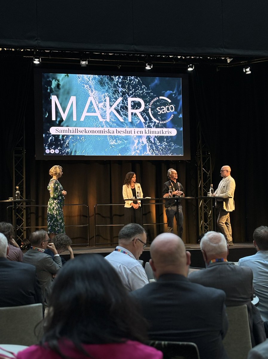 Moderator @kielosmarcal leder ett intressant panelsamtal mellan John Hassler, Åsa Persson och Runar Brännlund om klimatpolitikens möjligheter och begränsningar. #Makro24

➡️Följ live: youtube.com/live/rbY-sjcd8…