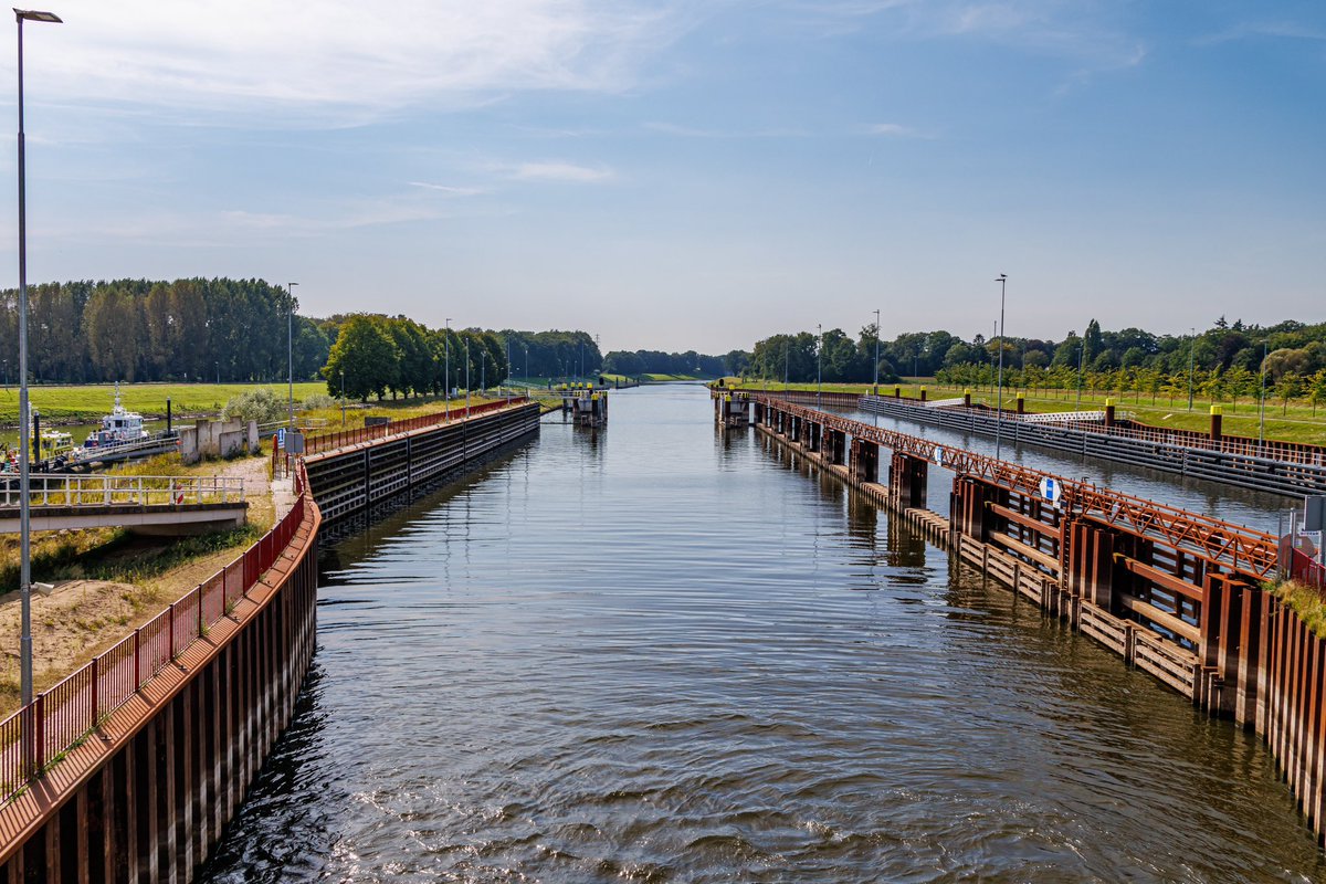 AnnySpoolder's tweet photo. De #Sluis bij #Eefde in het #Twentekanaal #Binnenvaart #mooinederland https://t.co/r15paY4cmd