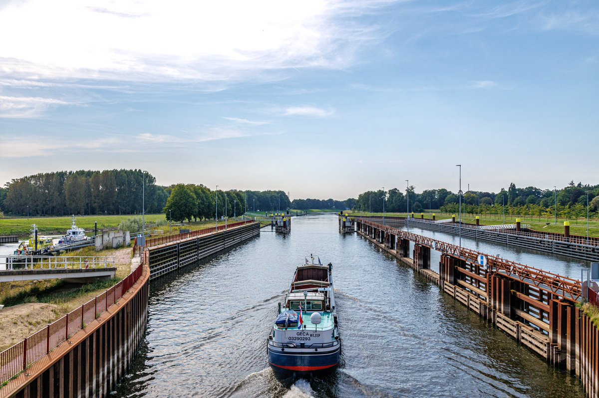 AnnySpoolder's tweet photo. De #Sluis bij #Eefde in het #Twentekanaal #Binnenvaart #mooinederland https://t.co/r15paY4cmd