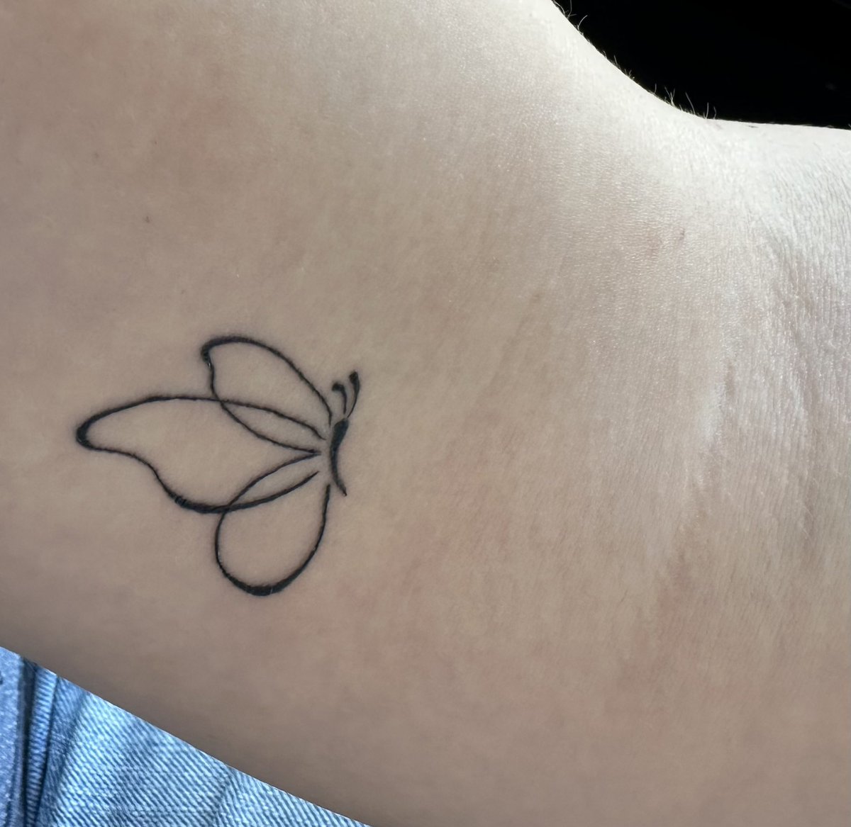 Ich sehe meinen Schmetterling und denke an dich. Immer. Der Schmerz wird irgendwann weniger. Aber die Narbe bleibt. Ich vermisse dich. Immer.