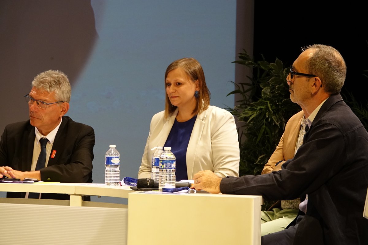 Ruralitic #InclusionNumérique |Aurillac - 27/08
👉Aux cotés de nombreux élus, Elodie Mareau, sous-préfète, chargée de mission en charge de la ruralité et Hervé Demai, secrétaire général de la préfecture du Cantal ont participé à l’ouverture de la 19ème édition de Ruralitic,
