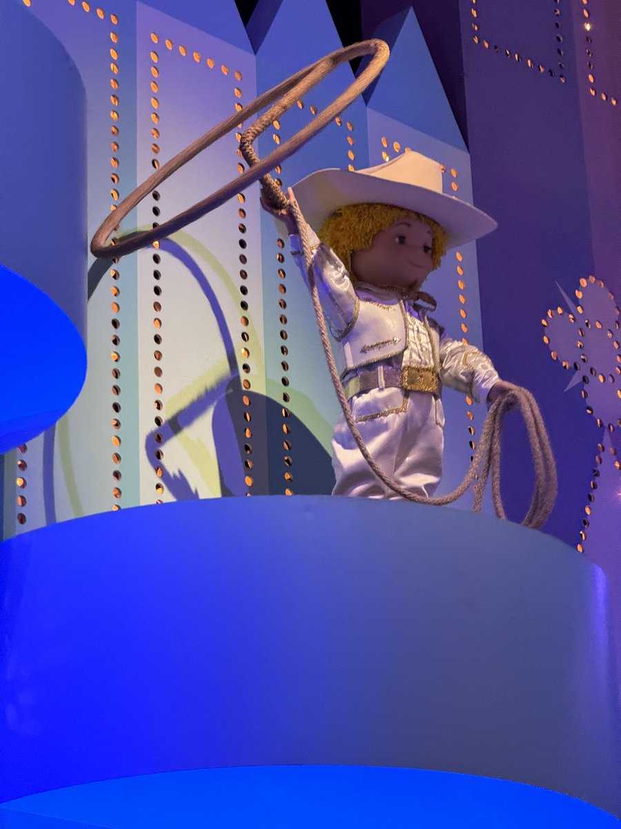 ptaylor1982's tweet photo. Lovely to see @realclintonb represented at Disneyland Paris. No sign of @RamoneTamine though. https://t.co/2TP2EGedBS