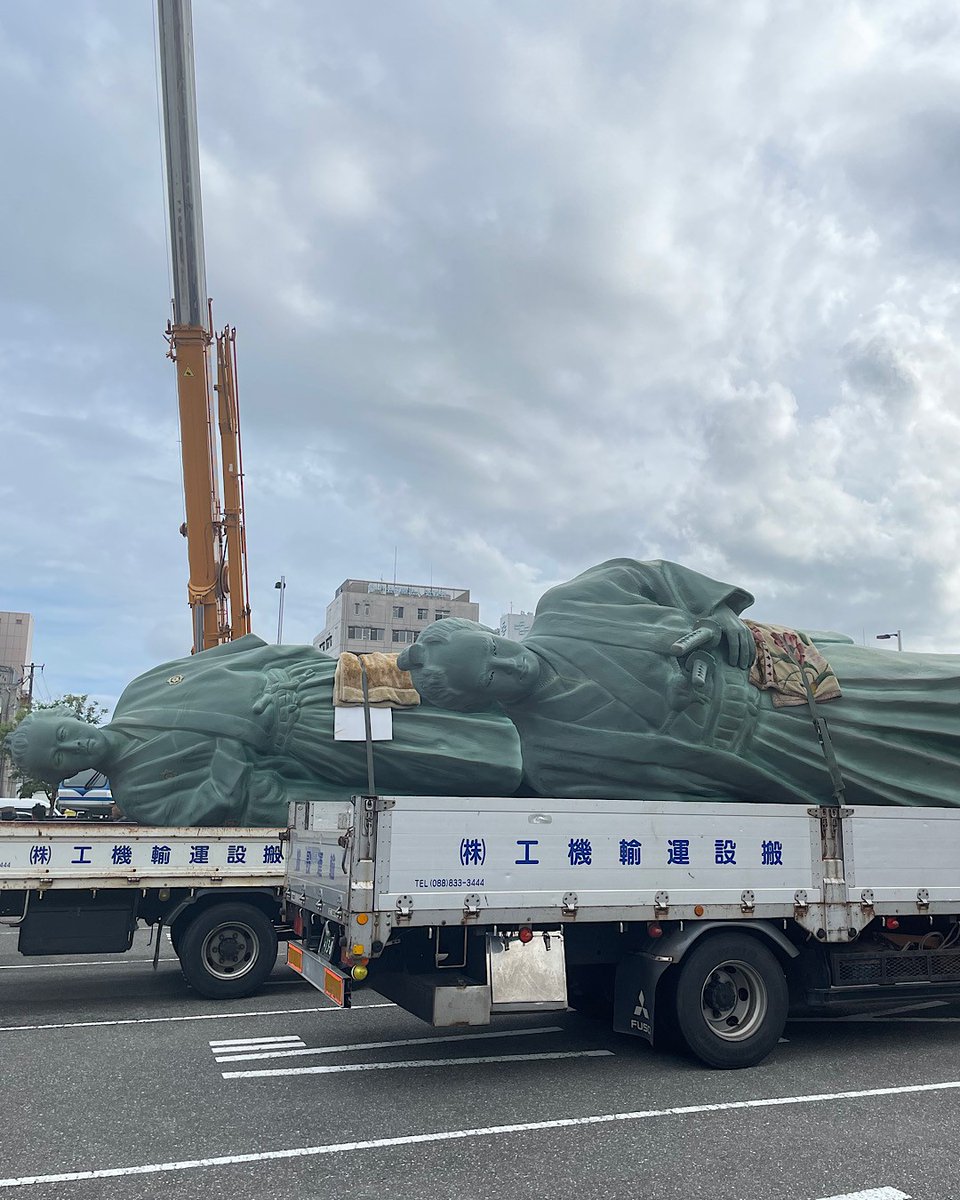 kochi_tabi's tweet photo. 接近中の台風10号に備えて、高知駅前こうち旅広場の三志士像たちも避難です！
龍馬像たちが移動するのは珍しく、道行く人たちも興味津々🙌
また戻ってくるのをお待ちください😊
みなさんも、万全の備えをしてくださいね！！
#こうち旅 #高知県 #高知観光 #高知旅 #高知旅行 #kochi #坂本龍馬  #台風 https://t.co/itXo5HRJpr