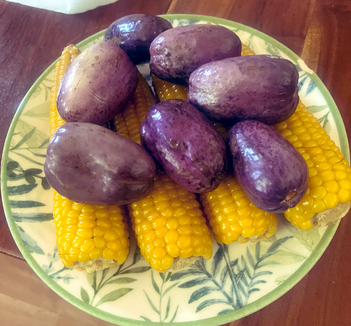 oziudo's tweet photo. My #5euros  #ube , #Sarfu , #pear bought at chateau rouge , African market in Paris18 🇫🇷 ! My husband said dem cheat me ! 😜 #Oka is #4euros 🤔🤔😳😳🤷🏽🤷🏽😜 dem really cheat me ? 😜 https://t.co/rxdoHRrpIM