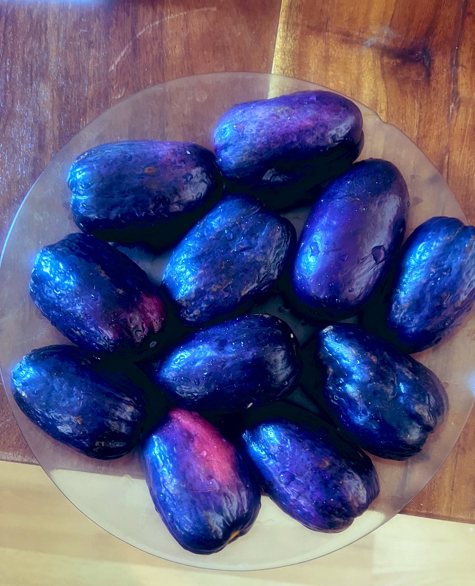 oziudo's tweet photo. My #5euros  #ube , #Sarfu , #pear bought at chateau rouge , African market in Paris18 🇫🇷 ! My husband said dem cheat me ! 😜 #Oka is #4euros 🤔🤔😳😳🤷🏽🤷🏽😜 dem really cheat me ? 😜 https://t.co/rxdoHRrpIM