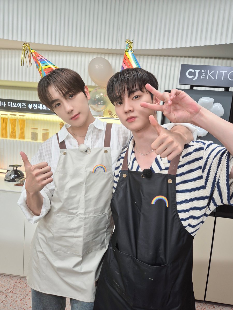 IST_THEBOYZ's tweet photo. [📸] 더보이즈 현재&amp;큐의 마지막 레시피 북 만들기 시간📚 짧지만 즐거웠던 모꼬지와의 한 달이었습니다👏🏻 우리 한식 많이 사랑해 주세요🇰🇷

🔗 https://t.co/mPz7eyGXiX

#THEBOYZ #더보이즈
#HYUNJAE #현재 #Q #큐 https://t.co/dmfFtIsx1K