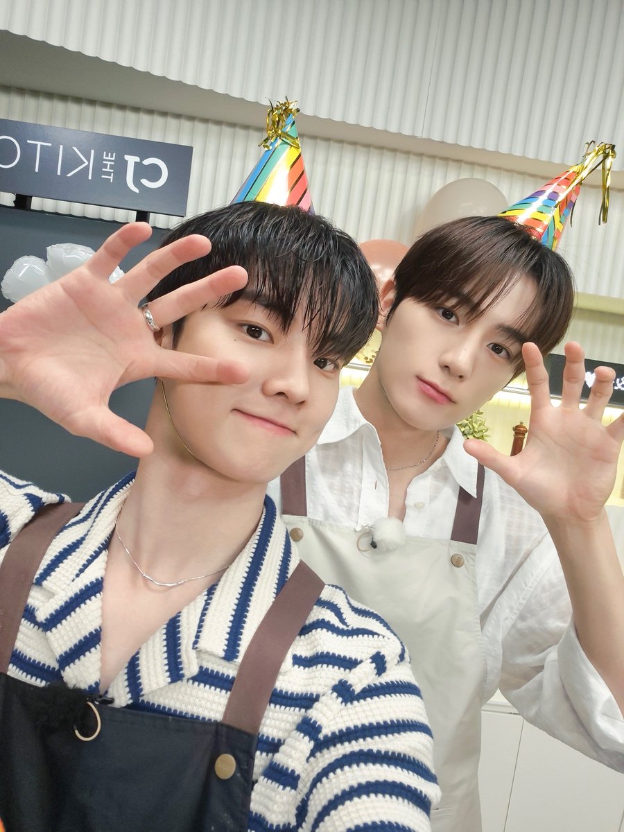 IST_THEBOYZ's tweet photo. [📸] 더보이즈 현재&amp;큐의 마지막 레시피 북 만들기 시간📚 짧지만 즐거웠던 모꼬지와의 한 달이었습니다👏🏻 우리 한식 많이 사랑해 주세요🇰🇷

🔗 https://t.co/mPz7eyGXiX

#THEBOYZ #더보이즈
#HYUNJAE #현재 #Q #큐 https://t.co/dmfFtIsx1K