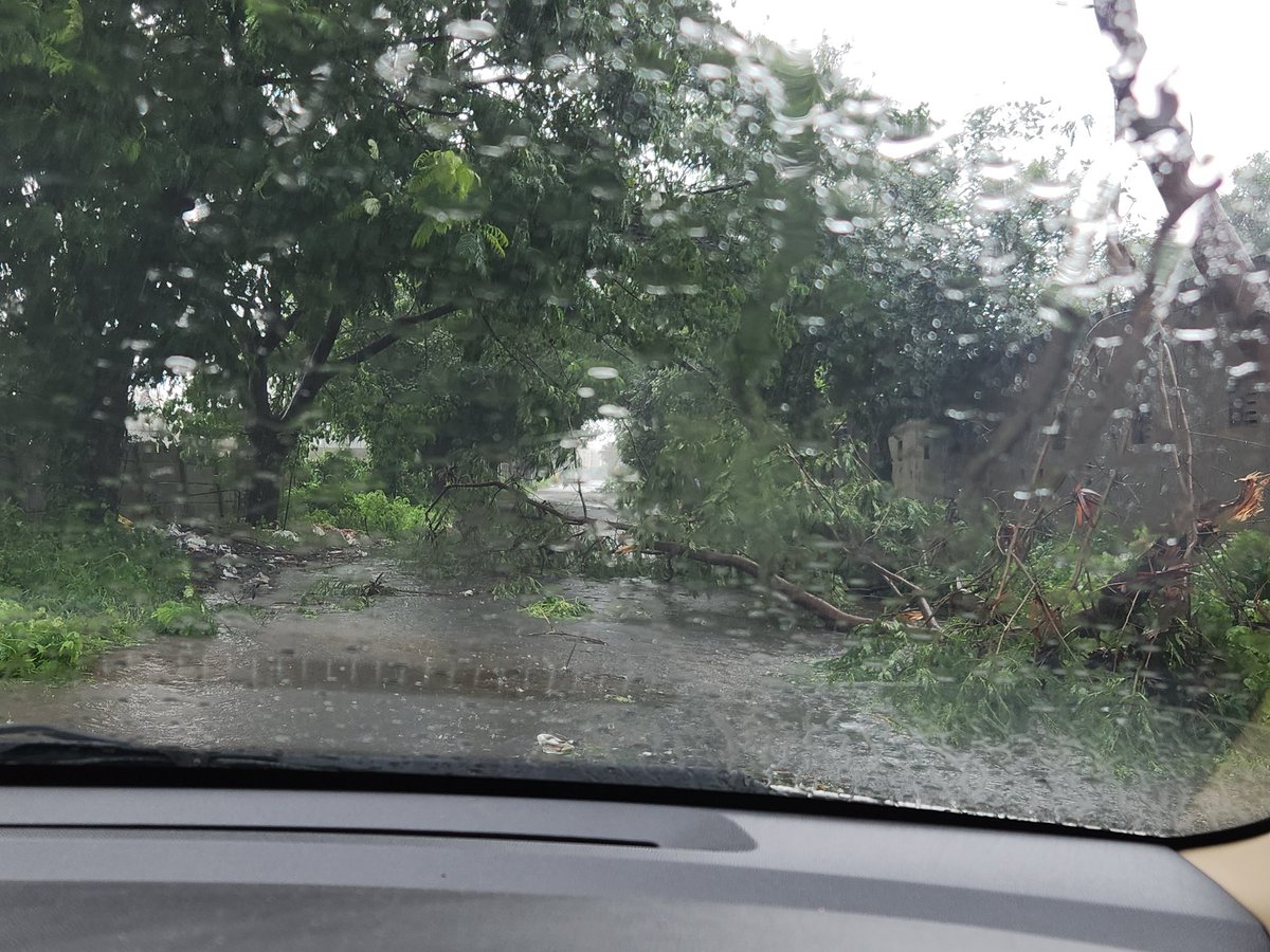 aprankja09's tweet photo. @smartcityrajkot @smartcityrajkot @CP_RajkotCity road blockade behind hotel sayaji &amp; pradyuman twin tower ....pls do needful https://t.co/uLflgv2e4o