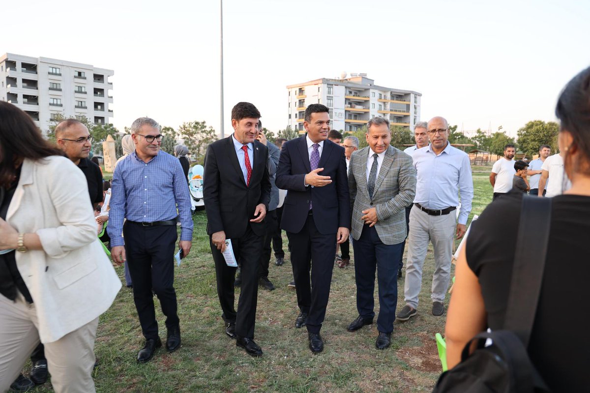 KiziltepeKymlk's tweet photo. İLÇEMİZDE OKUL ÖNCESİ ÇOCUK ETKİNLİKLERİ KAPSAMINDA ŞENLİK DÜZENLEDİ

📍Şehit Kaymakam Muhammet Fatih SAFİTÜRK Parkı
 
Kaymakamımız Abdullah ŞAHİN, okul öncesi eğitimin önemine dikkat çekmek amacıyla ülkemiz genelinde düzenlenen ve ilçemizde de İlçe Milli Eğitim Müdürlüğümüze bağlı anaokullarımız tarafından gerçekleştirilen "Okul Öncesi Etkinliklerine" katıldı. 
 Şehit Kaymakam Muhammet Fatih SAFİTÜRK Parkı’nda düzenlenen etkinliğe; Kaymakamımız Abdullah ŞAHİN, İl Milli Eğitim Müdürü Ali EYYÜPKOCA, İlçe Milli Eğitim Müdürü Abdulkadir GÜMÜŞ, kıymetli öğretmenlerimiz ve öğrencilerimiz ile değerli vatandaşlarımız katıldılar.  
Öğretmenler ve öğrenciler tarafından hazırlanarak sergilenen etkinlikleri izleyen Kaymakamımız Abdullah ŞAHİN, minik öğrencilerimizle yakından ilgilenerek onlarla sohbet etti, öğretmenlerimizi tebrik etti. 

@TC_icisleri
@tcmeb
@Mardin_Valiligi

#mardin #kızıltepe #kızıltepekaymakamlığı #kaymakam #abdullahsahin