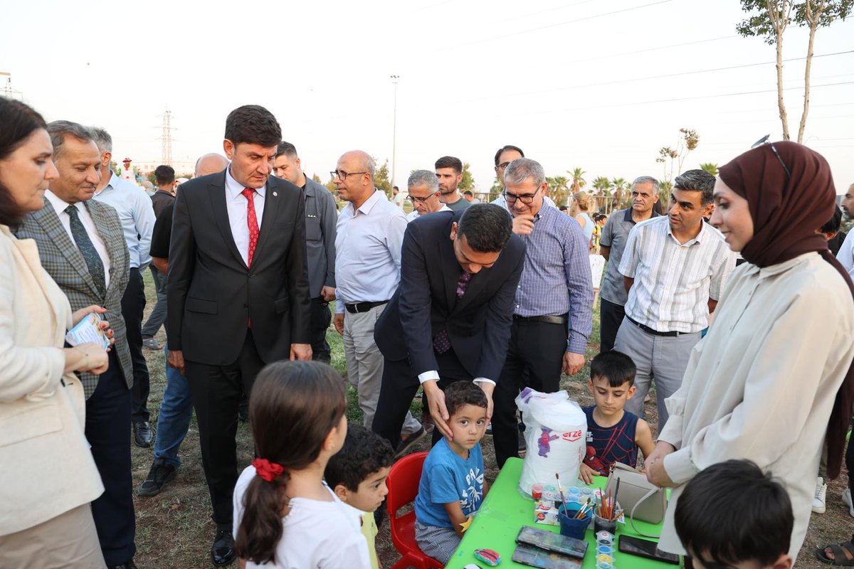 KiziltepeKymlk's tweet photo. İLÇEMİZDE OKUL ÖNCESİ ÇOCUK ETKİNLİKLERİ KAPSAMINDA ŞENLİK DÜZENLEDİ

📍Şehit Kaymakam Muhammet Fatih SAFİTÜRK Parkı
 
Kaymakamımız Abdullah ŞAHİN, okul öncesi eğitimin önemine dikkat çekmek amacıyla ülkemiz genelinde düzenlenen ve ilçemizde de İlçe Milli Eğitim Müdürlüğümüze bağlı anaokullarımız tarafından gerçekleştirilen "Okul Öncesi Etkinliklerine" katıldı. 
 Şehit Kaymakam Muhammet Fatih SAFİTÜRK Parkı’nda düzenlenen etkinliğe; Kaymakamımız Abdullah ŞAHİN, İl Milli Eğitim Müdürü Ali EYYÜPKOCA, İlçe Milli Eğitim Müdürü Abdulkadir GÜMÜŞ, kıymetli öğretmenlerimiz ve öğrencilerimiz ile değerli vatandaşlarımız katıldılar.  
Öğretmenler ve öğrenciler tarafından hazırlanarak sergilenen etkinlikleri izleyen Kaymakamımız Abdullah ŞAHİN, minik öğrencilerimizle yakından ilgilenerek onlarla sohbet etti, öğretmenlerimizi tebrik etti. 

@TC_icisleri
@tcmeb
@Mardin_Valiligi

#mardin #kızıltepe #kızıltepekaymakamlığı #kaymakam #abdullahsahin