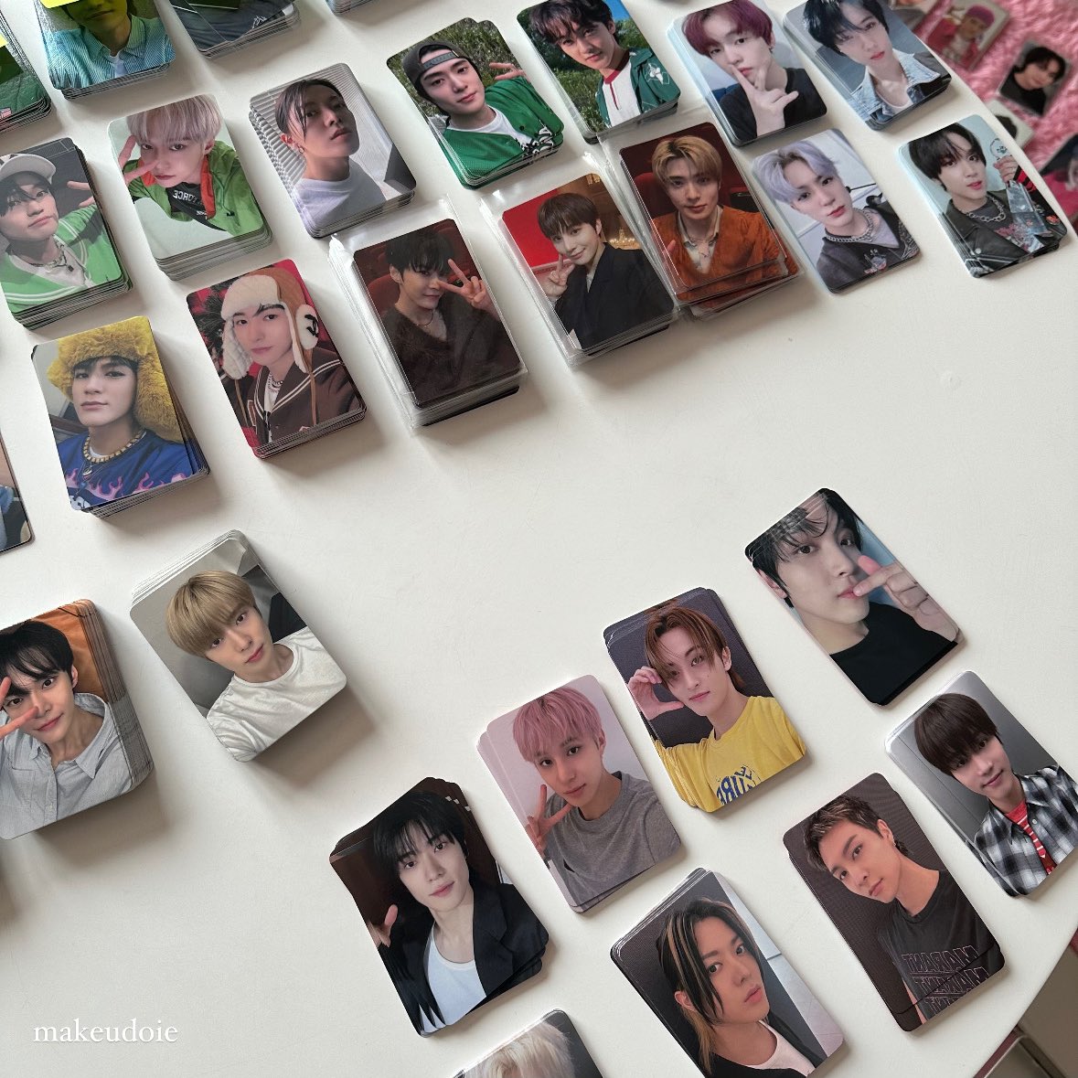 makeudoie's tweet photo. gonna be selling these photocards from fansigns &amp; video call events 😵‍💫😵‍💫 after i sort &amp; figure out which websites they're from 😭 anyone in the usa interested pls wait omg i have soo manyyyyyyyy https://t.co/P3OvYENzDS