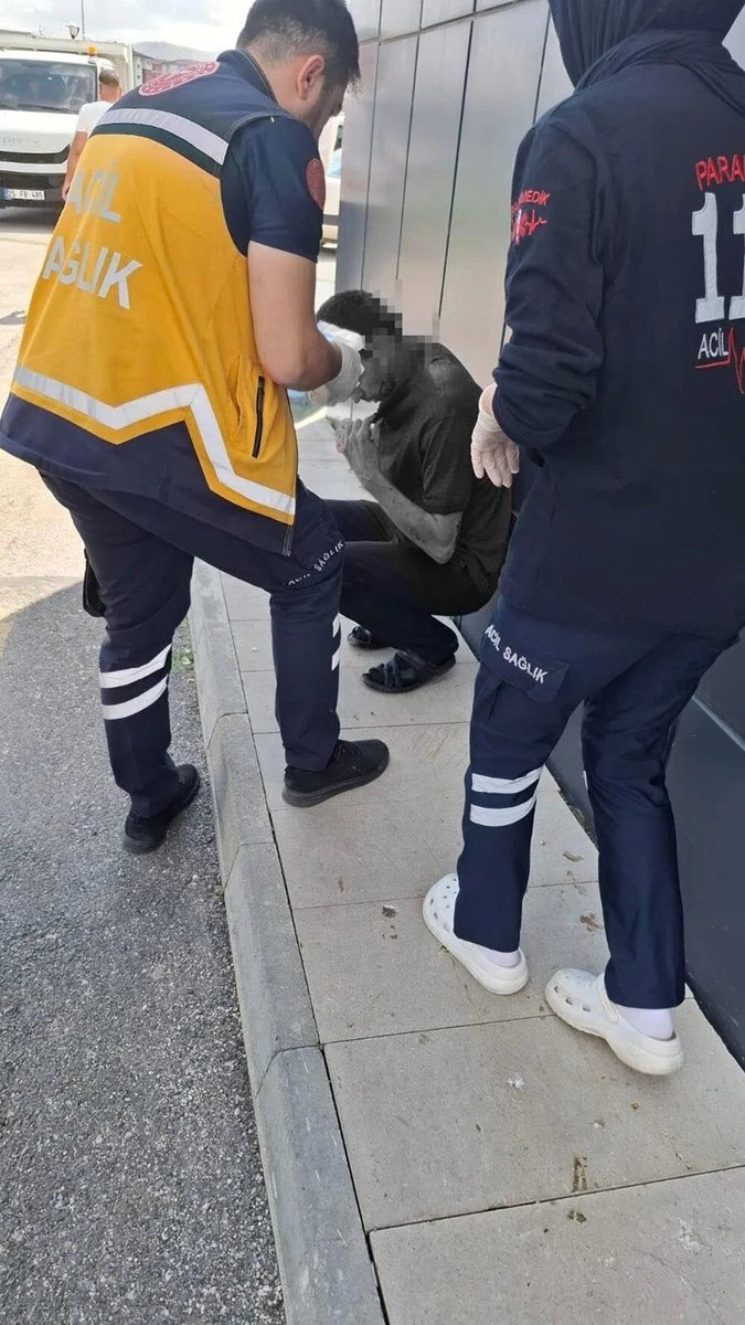 Erzurum'da bir kadın, kendisine "Kocandan boşanıp, beni alacaksın. Seni sakat bırakırım." diyen eşinin akrabasını satırla yaraladı.

Suzan E. isimli kadın tutuklandı.

"Çantamdaki satırı çıkarıp vurdum. Bunu namusum, şerefim ve babamın haysiyeti için yaptım."