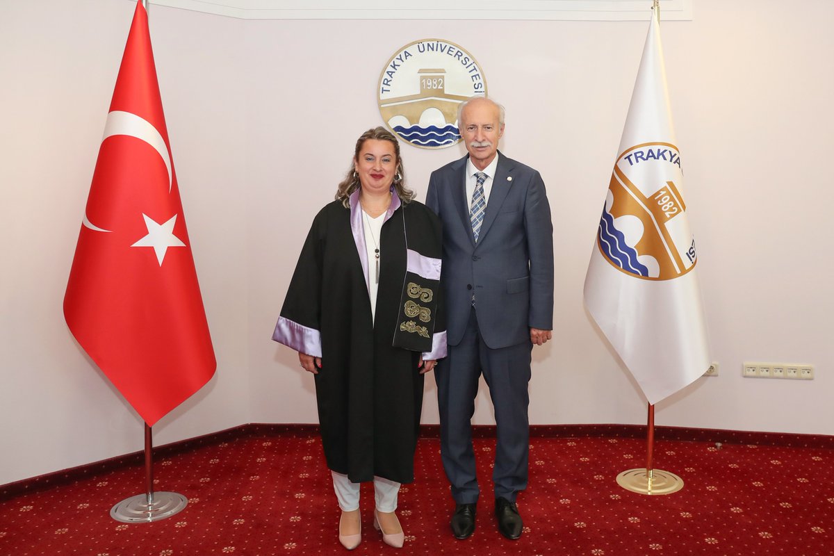 trakya_univ's tweet photo. 🎗Trakya Üniversitesinin 3.Rektör Yardımcısı da belli oldu. Prof. Dr. Eylem Bayır bu göreve atandı. Eğitim Fakültesi Matematik ve Fen Bilimleri Eğitimi Bölümü Fen Bilgisi Eğitimi Anabilim Dalı’nda öğretim üyesi olan Bayır, Fen bilgisi eğitimi, kimya eğitimi, öğretmen eğitimi, bilimin doğası, sorgulayıcı-araştırmaya dayalı öğrenme, fen ders kitapları, STEM (FeTeMM) eğitimi ve fen içerikli eğitsel oyunlar gibi çeşitli konularda önemli akademik çalışmalara sahip bulunuyor.

🌐https://t.co/LnxIIEVbmn

#trakyaüniversitesi