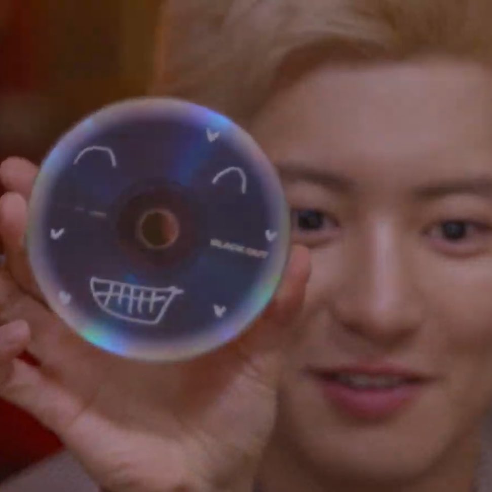 loeyfeed's tweet photo. the way chanyeol decorated the cd... isn't he the cutest😫

#CHANYEOL_BlackOut
#찬열_솔로데뷔_BlackOut https://t.co/kkRsSxchAq