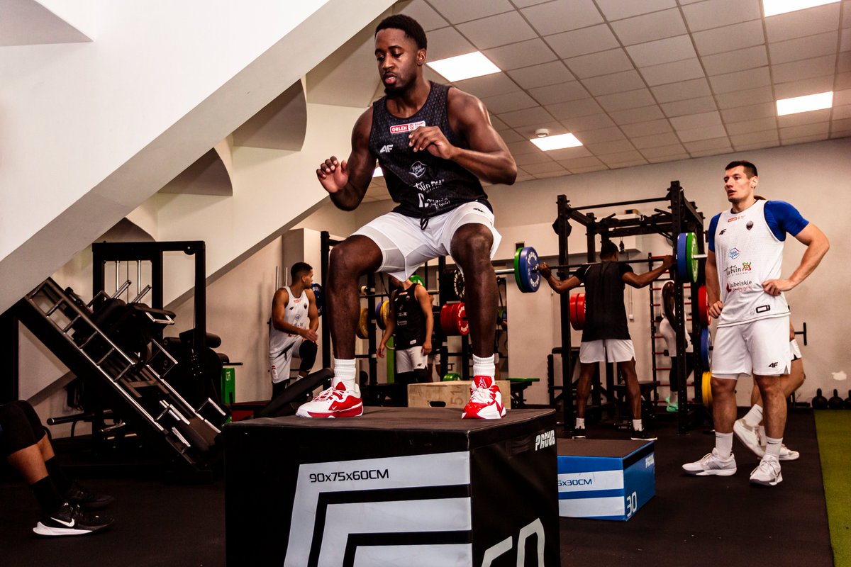 StartLublin's tweet photo. Kolejny dzień ciężkiej pracy 🏋️

#Lublin #Lubelskie #plkpl #WeAreFamily 🔴⚫ https://t.co/F3N6UgvQ2t