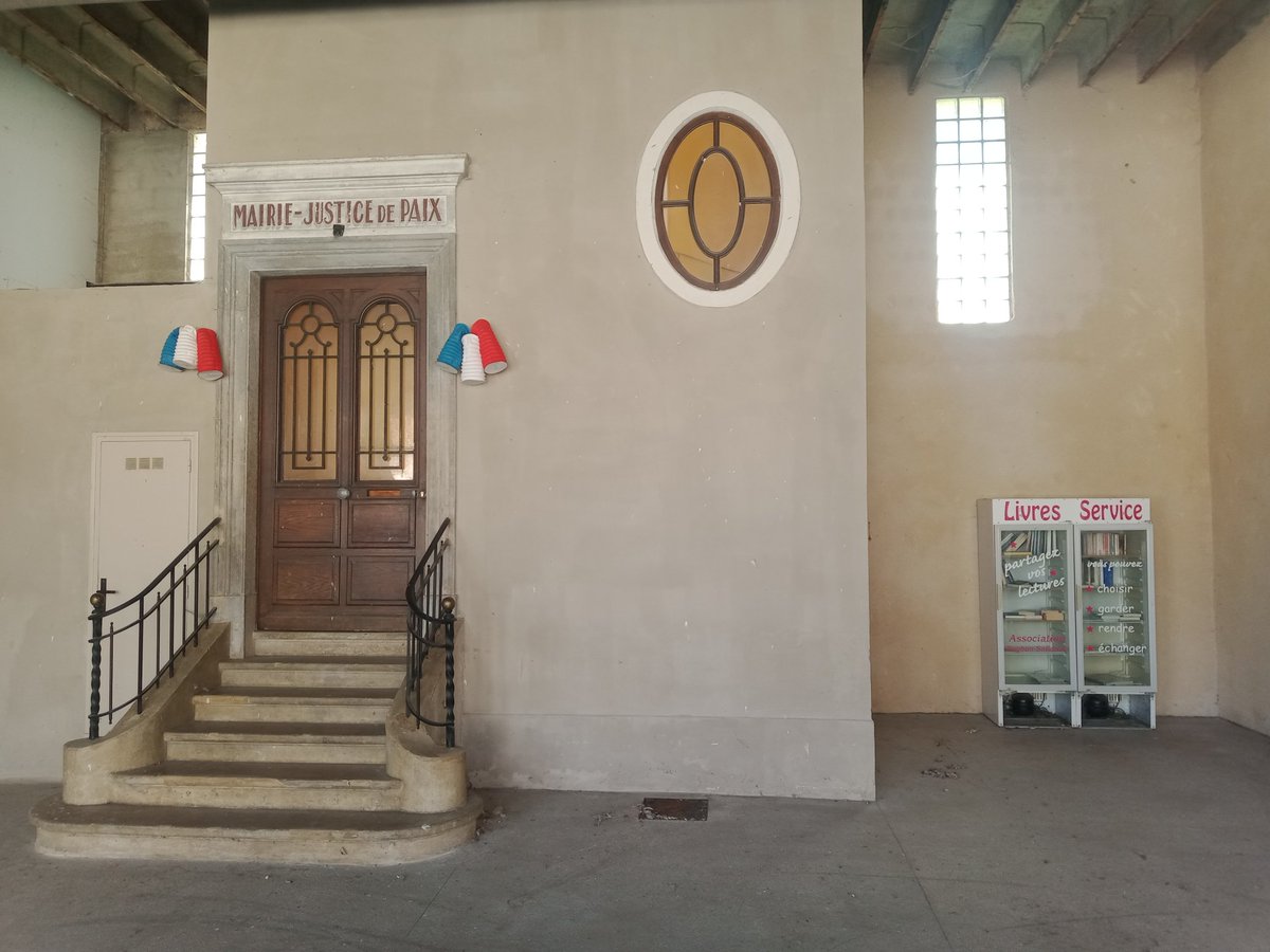 BoitesLivresGre's tweet photo. A Roybon, la boîte à livres est bien à l'abri sous le porche de la mairie.
Avec vue imprenable sur la statue de la liberté... https://t.co/87Q3H3h3I2