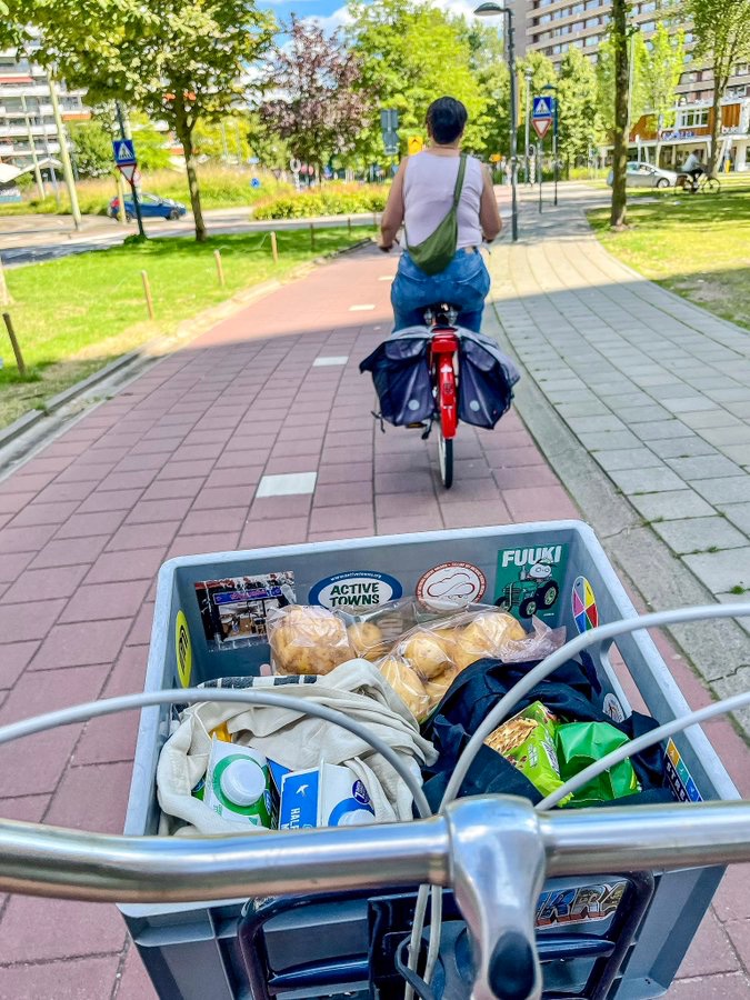 ¿Quieres aprovechar para ir a comprar al tiempo que paras a tomar un café a medio camino y te acercas a esa panadería que te gusta?. Esta es la mejor solución. Sin malos humos. Sin tener que pensar dónde aparcar.