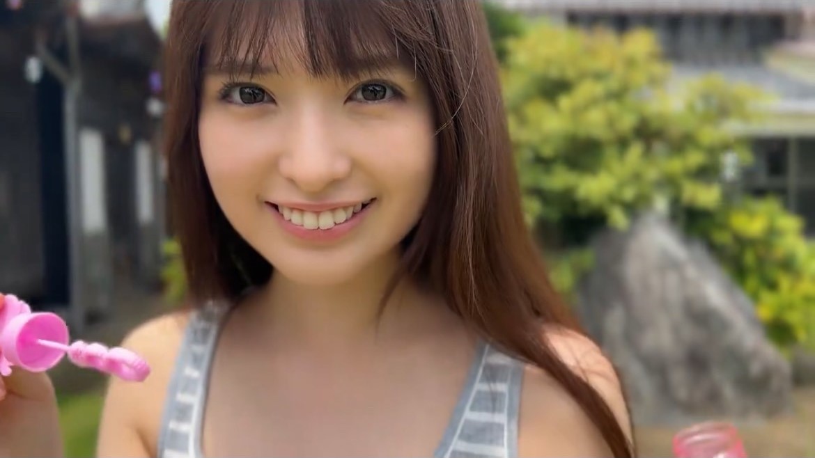 乃木坂46小川彩、無邪気に遊ぶ