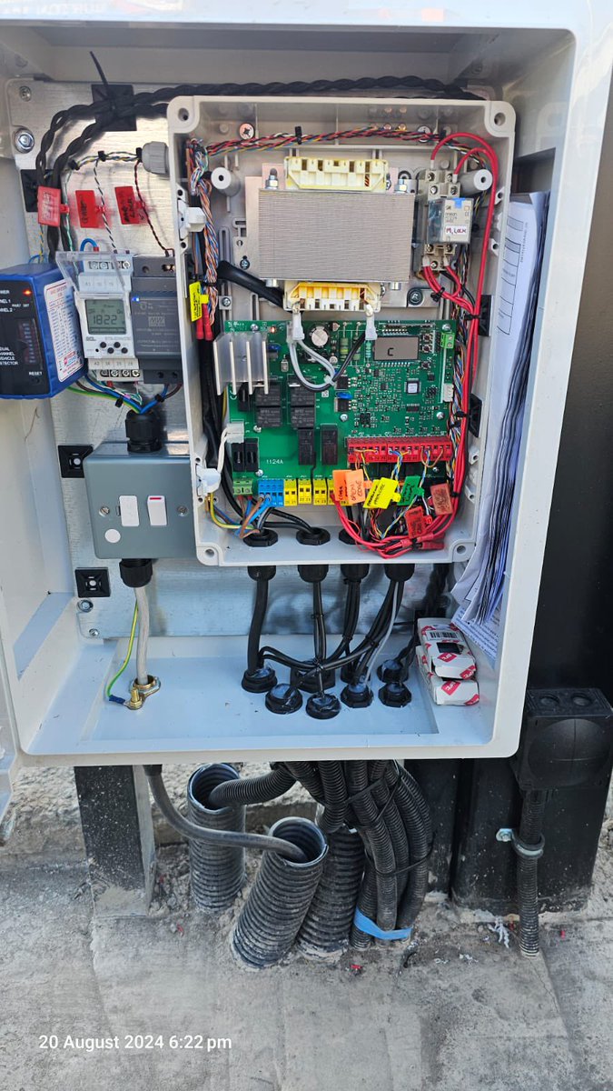 OSSSecurity's tweet image. Our latest gate installation for our client Kammac Ltd down in Burton. Securing the site both day and night with a cantilever gate for night and barriers for day use.
#gateautomation #dooraccess #intercom