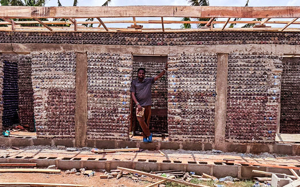 OlumideIDOWU's tweet image. Inspired by the #BottleToiletProject, we're on a mission to make a difference! Together, we can tackle #opendefecation and #plasticpollution across the country. Let's turn trash into treasure and create healthier communities! 🌱🚽 #WasteNot #SustainableFuture #CleanWater