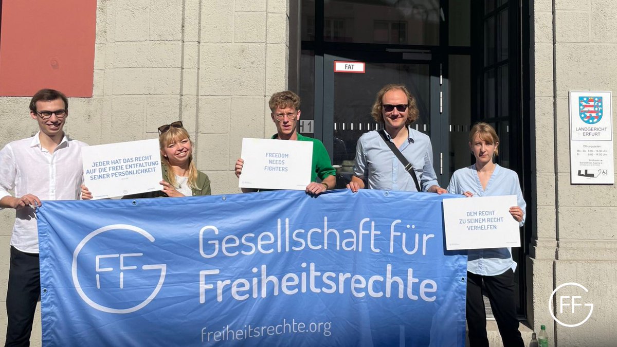 Gleich geht’s los mit der mündlichen Verhandlung am Landgericht Erfurt. Digitale Hochschulprüfungen durch #Proctoring-Software zu überwachen, ist rechtswidrig und muss beendet werden! Gemeinsam gehen wir für den Schutz der #Privatsphäre vor Gericht.