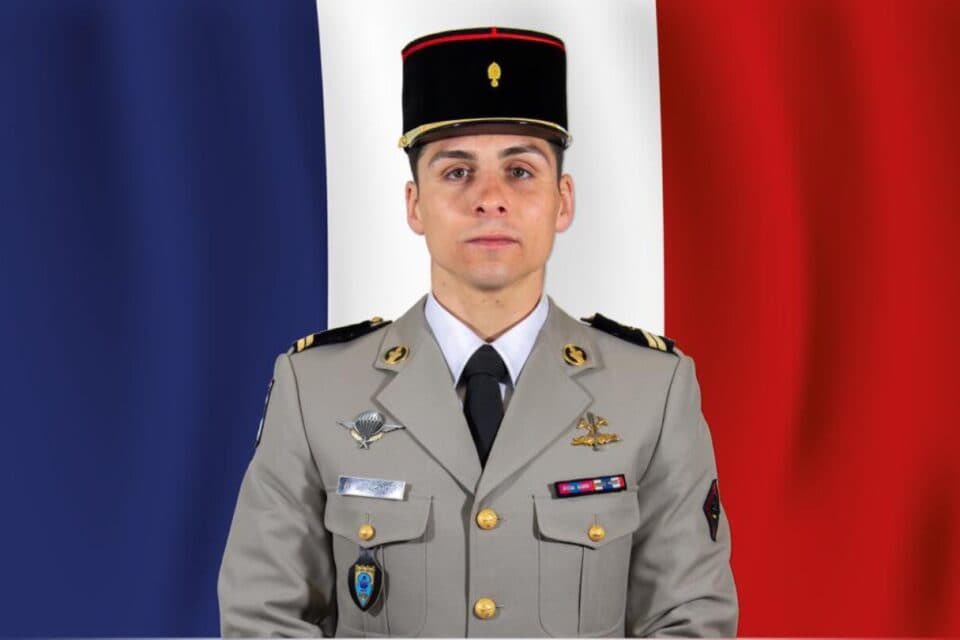 SebLecornu's tweet image. Nous n’oublions pas ceux morts pour la France.

Le 28 août 2023, le sergent-chef Nicolas Mazier tombait sous les balles ennemies en Irak.

Quelques jours plus tôt l’adjudant-chef Nicolas Latourte et le sergent-chef Baptiste Gauchot y perdaient la vie.

Faisons vivre leur mémoire.
