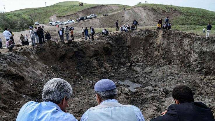 slmbruce's tweet photo. Kadıköylü Berivanların Pkk 'yı meşrulaştırmaya çalıştığı bugünlerde gelin size Dürümlü katliamından bahsedeyim.
Evet bir vahşet.

Yıl 2016
Diyarbakır'ın Sur ilçesindeki Dürümlü mezrasındaki Tanışık Köyünde gerçekleşti bu olay
Köye bir kamyon gelir..... 
( Gelmez olaydı )
⬇️ https://t.co/6OuDG7oYqa