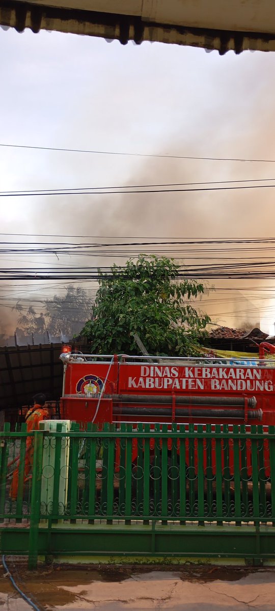 DrMellyfera's tweet photo. Kebakaran rumah area nata endah https://t.co/x56Wa3cdka